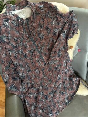 Carve Designs half zipper with side ties and ruching to pull up Size L